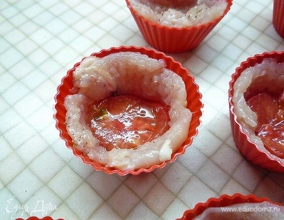 На дно кладем нарезанный небольшими дольками помидор.