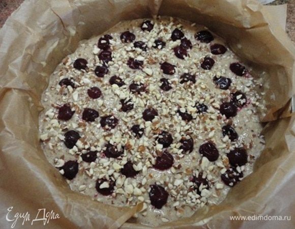 Вылейте тесто, сверху разложите отложенную вишню и посыпьте оставшимся миндалем, предварительно измельченным. Сейчас понимаю, что тут лучше бы подошли лепестки миндаля.