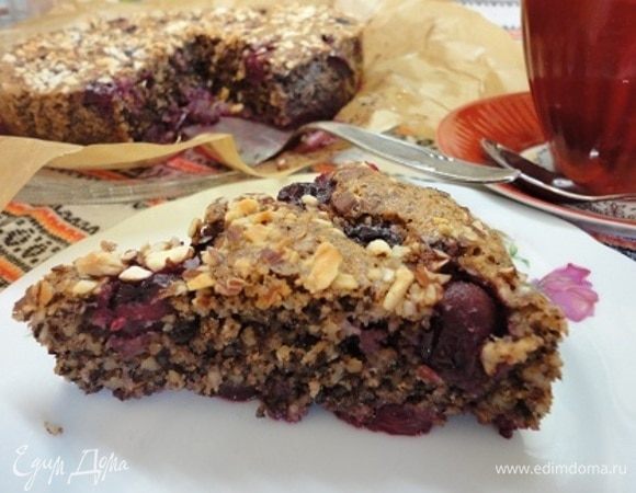 Готовый пирог остудить и подавать на стол.