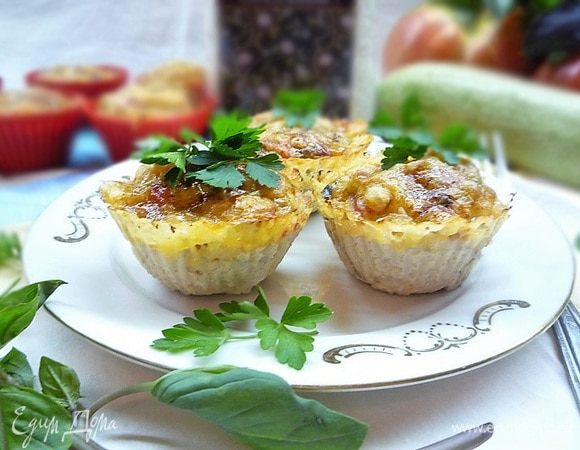 Куриные тарталетки можно подавать как в горячем, так и в холодном виде, украсив свежей зеленью.