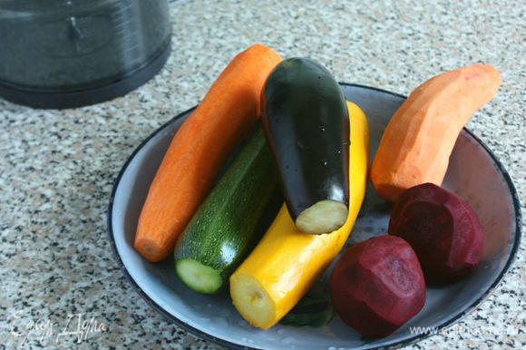 Я взяла желтый и зеленый цукини. Овощи тщательно помыть, морковь, батат и свеклу очистить, у цукини и баклажана обрезать концы.