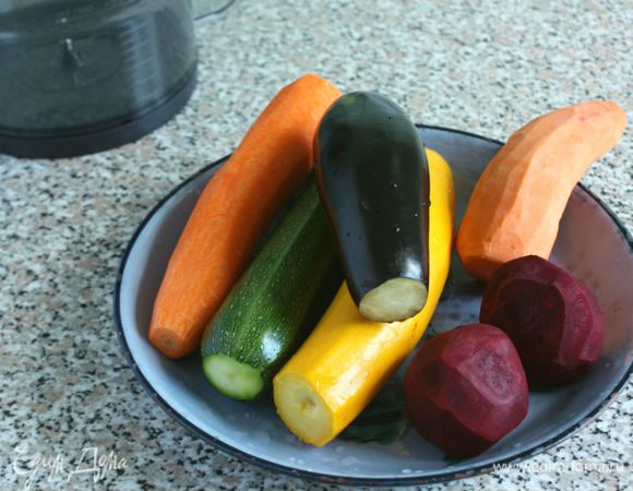 Я взяла желтый и зеленый цукини. Овощи тщательно помыть, морковь, батат и свеклу очистить, у цукини и баклажана обрезать концы.