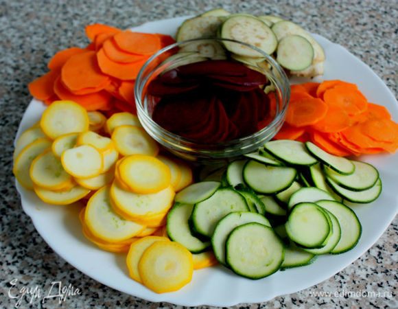 Желательно нарезать сначала некрасящиеся овощи и в последнюю очередь баклажан, т.к. он быстро может потемнеть, а затем свеклу.