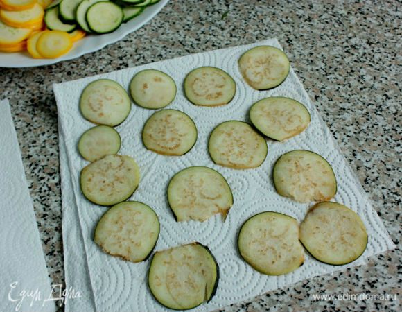 Первыми к сушке подготовить баклажаны. На 2 слоя бумажного полотенца выложить кружочки и сверху положить так же 2 слоя полотенца, сильно прижать. Часть влаги останется на бумаге.