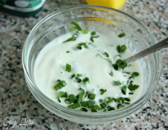 Смешать в миске йогурт и сметану, добавить лимонный сок, соль, перец и при желании немного сахара. В последнюю очередь вмешать травы и подавать с чипсами.