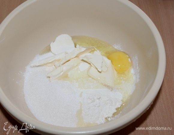 Из перечисленных ингредиентов замесить тесто.