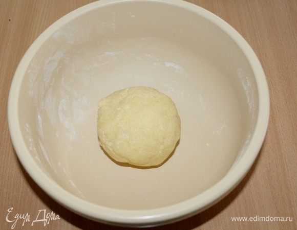 Завернуть тесто в пленку и отправить в холодильник на 30 минут.