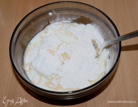 В два приема добавить остальные продукты для начинки, перемешать.