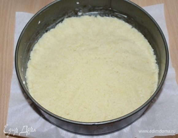 В форму диаметром 20 см выложить тесто, выпекать 30 минут при 170–180°С.