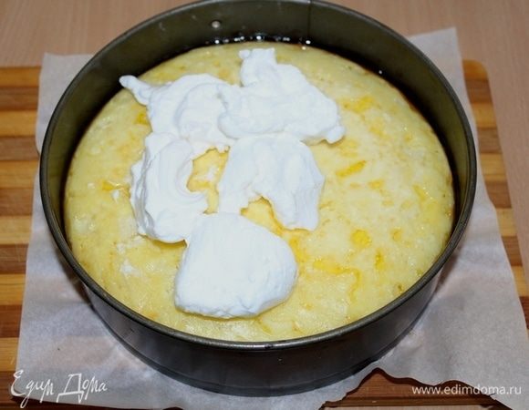 Для меренги взбить белки с солью до средних пиков, затем в несколько приемов добавить сахар и взбить до крепких пиков. Выложить аккуратно меренгу на пирог.