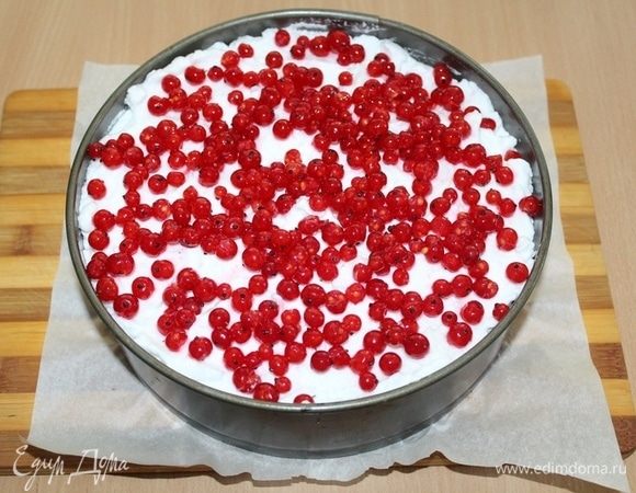 Сверху выложить смородину и отправить в духовку еще на 15–20 минут.