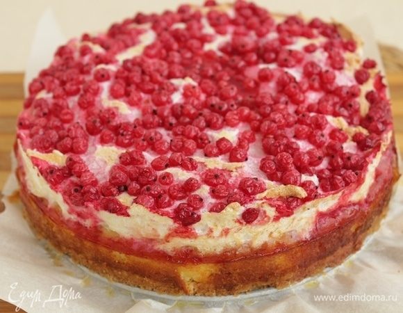 Дать пирогу немного остыть и осторожно извлечь из формы, посыпать сахарной пудрой.