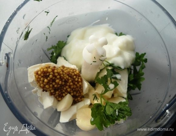 Смешать в блендере все ингредиенты для заправки и взбить около 10 секунд.