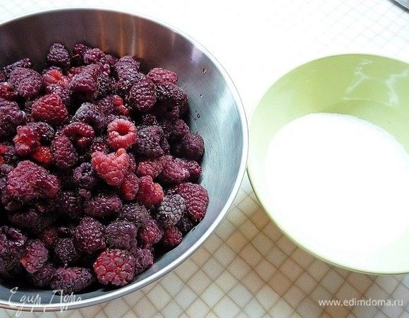 Приготовим малину и сахар. 