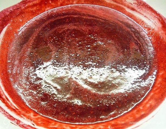 Ставим малиновое пюре на огонь и доводим до кипения, прогреваем 10-15 минут до растворения сахара.