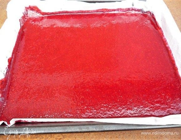 Противень застилаем бумагой для выпечки, бумагу смазываем растительным маслом без запаха. Выливаем горячее малиновое пюре (можно остудить), разравниваем лопаткой. Слой должен быть равномерным и по толщине не более 7-8 мм.
