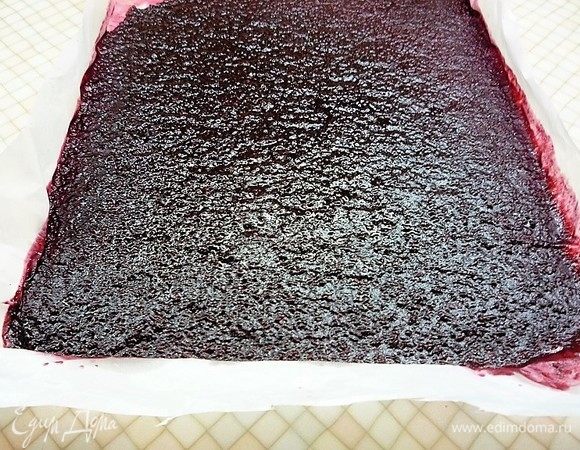 Сушить пастилу можно разными способами: в духовке на минимальной температуре, не выше 100°С, с приоткрытой дверцей, либо на свежем воздухе на солнце. Я сушила на воздухе в солнечную погоду и убирала в духовку, когда шел дождь. У меня высохла за 4 дня. Готовность пастилы проверяется на ощупь: если надавить на пласт пальцем, то он остается сухой, а пастила — упругой.