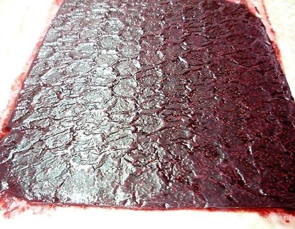 Готовую пастилу переворачиваем бумагой вверх, бумагу смачиваем водой, оставляем на 5- 7 минут, затем остатки воды убираем бумажным полотенцем. После этого аккуратно снимаем пергамент.