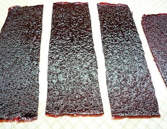 Нарезаем пастилу полосками.