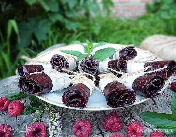 Обвязываем  малиновую пастилу веревочкой, чтобы она не раскручивалась. Хранить ее можно долго, в герметичной посуде при комнатной температуре. Приятного аппетита!