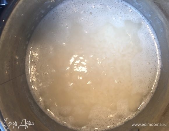 Начинаем варить рис Японский ТМ «Националь». Разварить его надо до состояния «почти клей». У меня заняло примерно час.