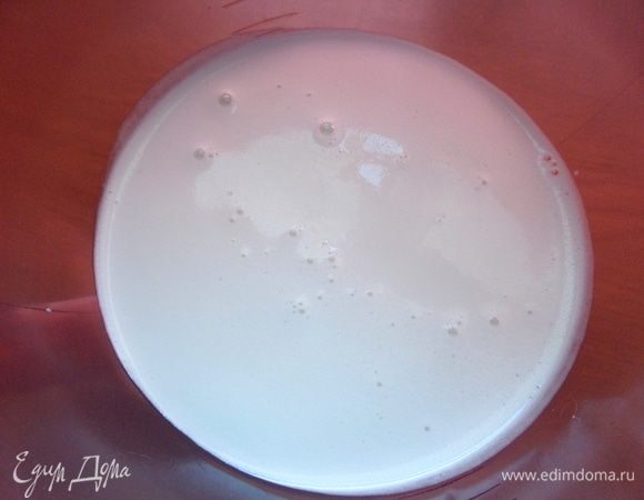 Сцеженное «молоко» надо уварить минут 5. Это нужно для хранения.