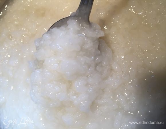 Разваренный рис немного остужаем и пробиваем блендером.