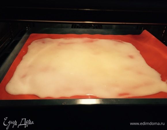 Держать в духовке надо до состояния, когда пластина будет гибкая, но при этом просохнет полностью и будет отлипать от коврика.
Как я писала выше, у меня масса вышла жидкая, поэтому сушка заняла много времени (почти 2 часа) и вышла тоньше, чем я хотела.