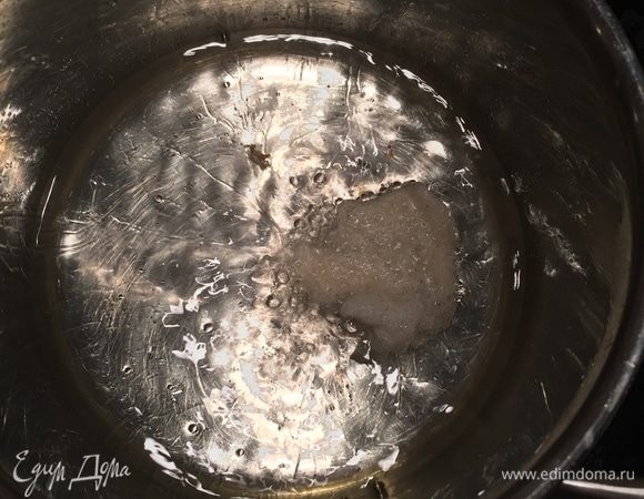 Полученный лист рисовой бумаги разорвала руками на кусочки, и дальше фритюр.
Фритюр, как вы видите, у меня простой. В кастрюле я разогрела растительное масло и жарила чипсы по 2 штуки. Готовность легко определить на глаз, примерно 1,5-2 минуты в масле.