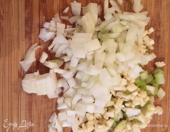 Приступаем к паштету. Нарезаем мелко лук, чеснок и сельдерей. Отправляем пассеровать в сковороду.
Замоченная предварительно фасоль у меня варилась во время приготовления чипсов, для паштета ее можно смело и переваривать.