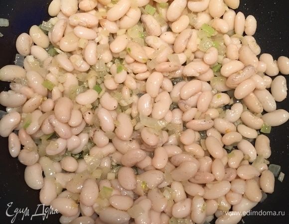 Когда овощи стали мягкими, добавляем фасоль. Если у вас есть овощной бульон, можно добавить примерно 1/3 стакана. У меня его не было, и я добавила немного воды и белого вина. Тушить примерно минут 10. Вино должно выпариться.