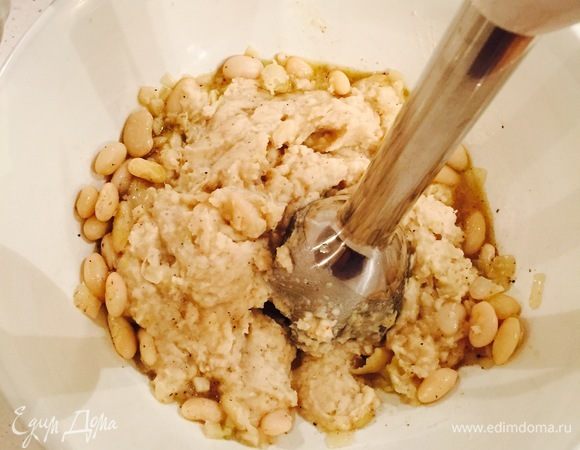 Массу пробиваем в блендере (мне удобнее погружной). Я всегда добавляю молотый перец или смесь перцев.