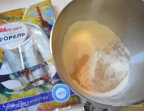 Для начала приготовим хлеб. Смешать все сухие ингредиенты: просеянную муку, дрожжи, соль.