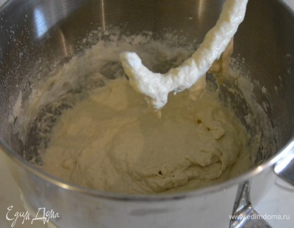 Добавить теплую воду и замесить тесто. Оставить тесто отдыхать 10 минут.