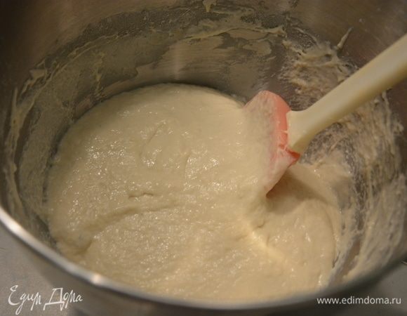 Месить тесто еще 10-15 минут. Тесто получается жидковатым. Накрыть пищевой пленкой и убрать в холодильник на ночь.