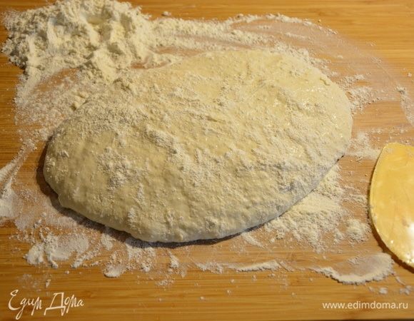 Выложить тесто на доску, обильно присыпленную мукой, накрыть полотенцем и дать согреться 10 минут.