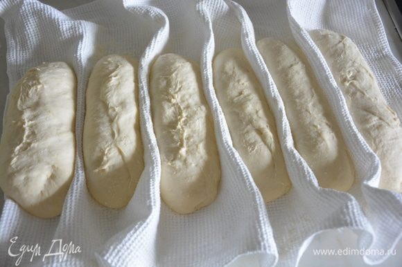 Накрыть пленкой и дать постоять в теплом месте 20-25 минут. Пленку лучше смазать маслом, чтобы хлеб не прилипал к ней.