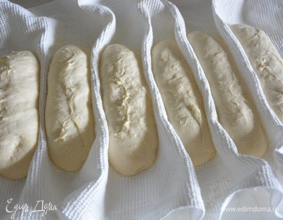 Накрыть пленкой и дать постоять в теплом месте 20-25 минут. Пленку лучше смазать маслом, чтобы хлеб не прилипал к ней.