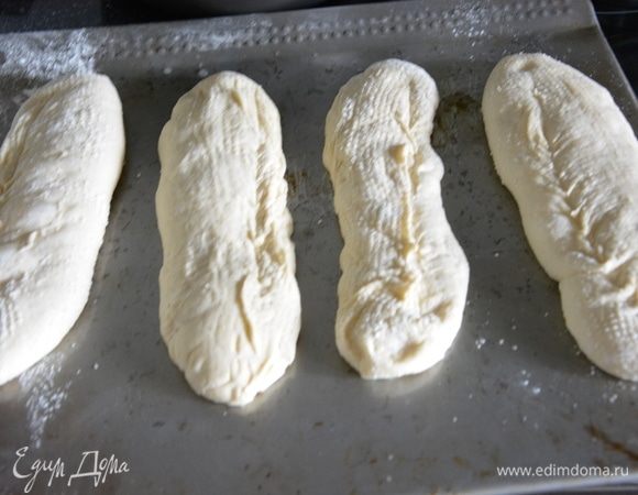 Перевернуть хлеб на противень. Сделать надрезы по всей длине. Тесто было очень жидким и мои надрезы сразу склеились, не раскрылись. :(