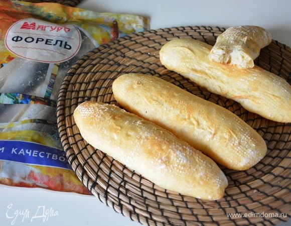 Выпекать в хорошо разогретой духовке при 250°С 25 минут или до золотистого цвета. Первые 10 минут я пеку с паром: в самый низ духовки ставлю емкость с водой, через 10 минут ее убираю.