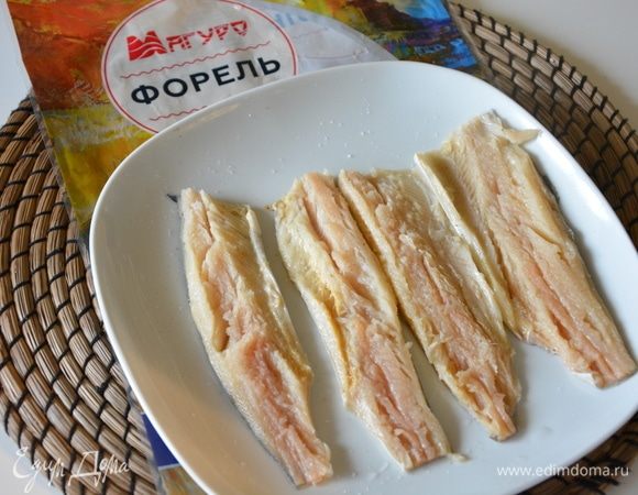 Разделать рыбку: оставить только филе с кожурой без косточек. В оригинале нужно только филе рыбы, но у этой форели такая нежная кожура, что я ее оставила. Посолить и поперчить.