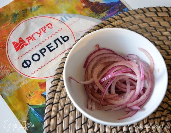 Красный лук нарезать полукольцами и замариновать в винном уксусе.
