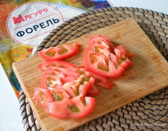 Помидоры нарезать полукругами. 