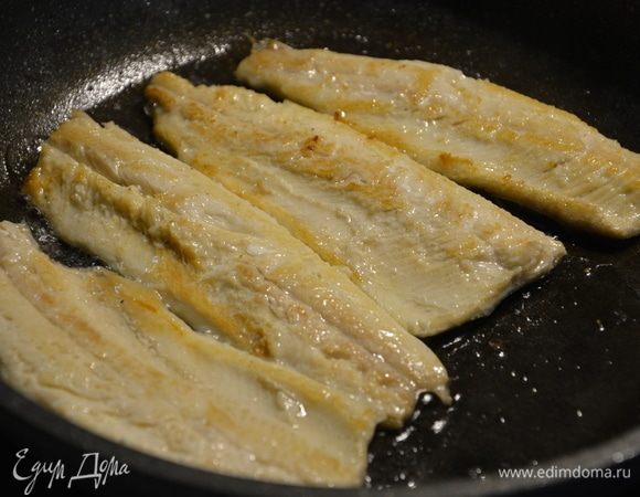 Перевернуть и жарить с другой стороны до готовности. 