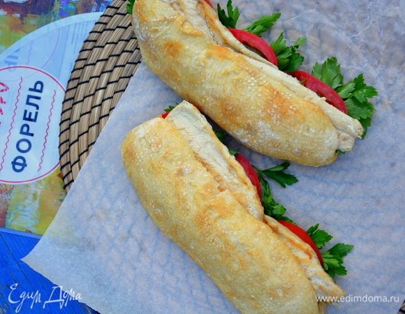 Разрезать хлеб по всей длине, оставив один край целым. Хлеб можно поджарить в тостере или на сковороде. Но наш хлеб был из печи, еще тепленький. Вложить петрушку, маринованный красный лук, помидоры и жареное филе форели. Можно полить лимонным соком. Наслаждаемся! :)