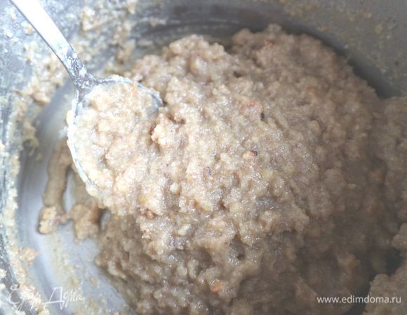 Для орехово-шоколадной начинки смешать молоко, сахарный песок, ванильный сахар и лимонную цедру, довести до кипения. Добавить грецкие орехи, шоколад и панировочные сухари, перемешать, выключить газ и охладить начинку.