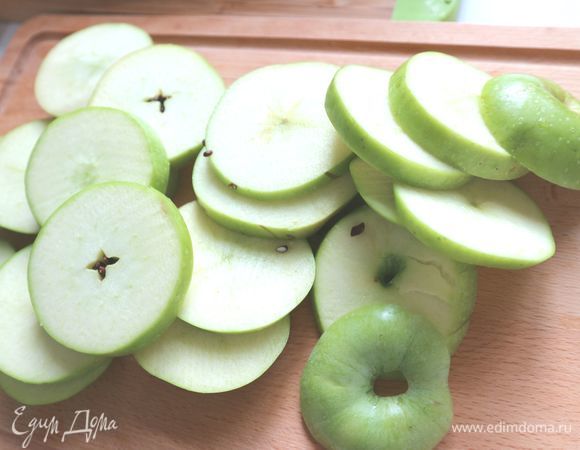Яблоки вымыть, нарезать кружочками толщиной 1 см. Удалить семенную часть. Нижние кружочки каждого яблока должны быть целые (ничего вынимать не надо).