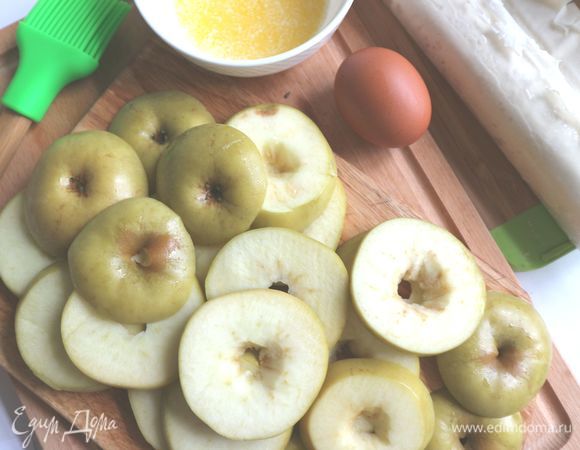 Слегка поварить в течение нескольких минут в воде с сахаром и лимонным соком (время зависит от того, мягкие или твердые яблоки). Они должны стать чуть мягче сырых. Вынуть, дать остыть.