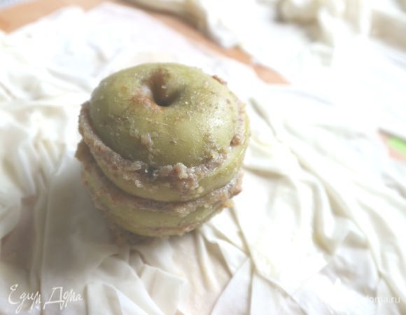 Поместить яблоко на тесто и завернуть.