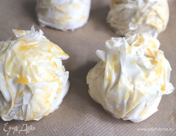 Слегка смазать кисточкой желтком.